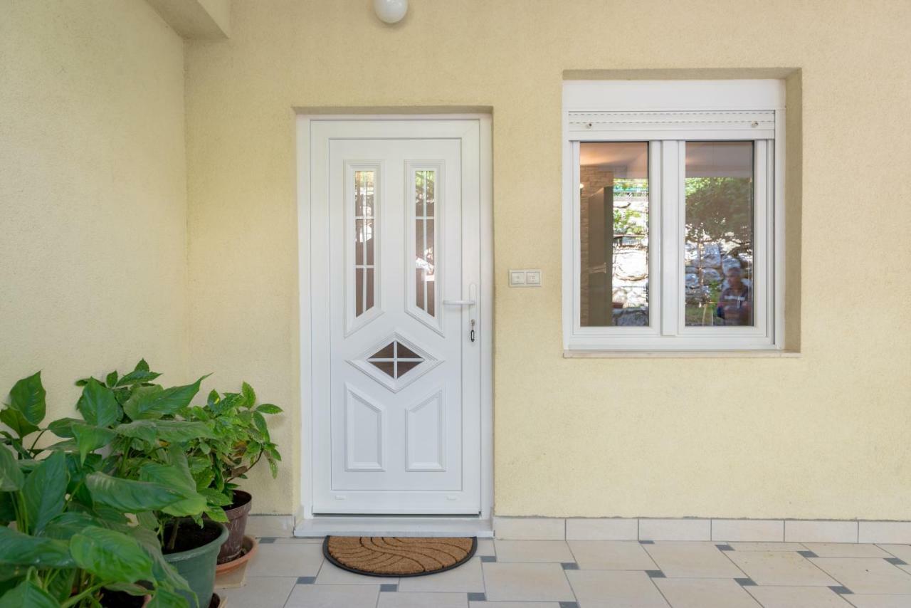 Apartmani Mirta אומיס חדר תמונה