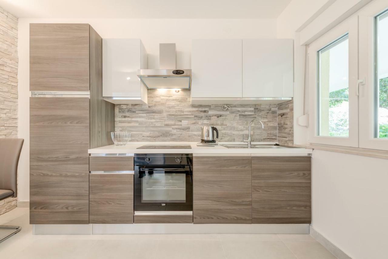 Apartmani Mirta אומיס מראה חיצוני תמונה