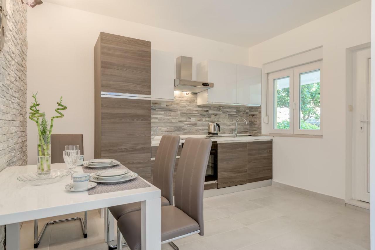 Apartmani Mirta אומיס מראה חיצוני תמונה