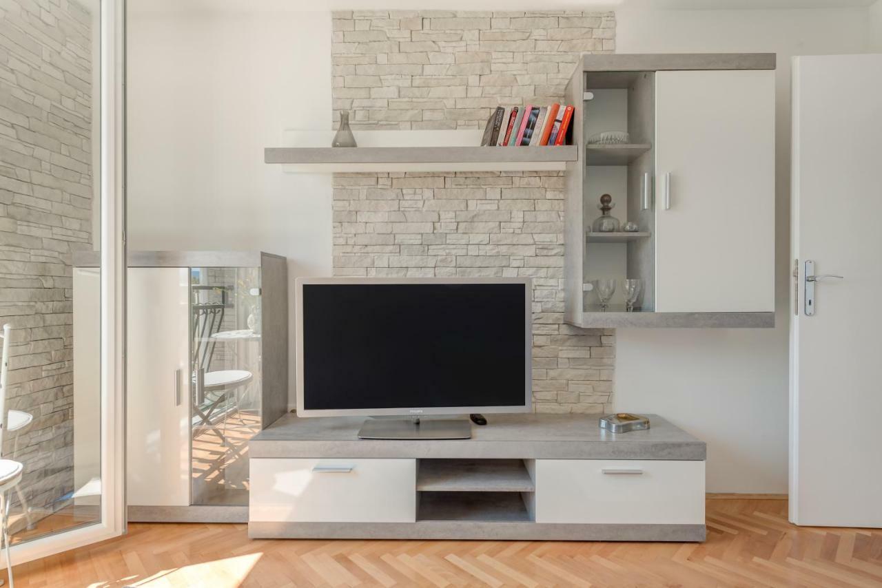 Apartmani Mirta אומיס מראה חיצוני תמונה