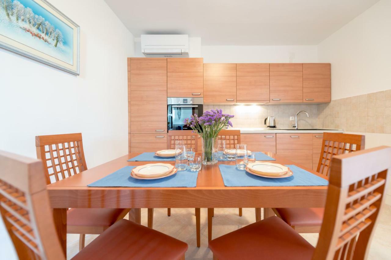 Apartmani Mirta אומיס מראה חיצוני תמונה