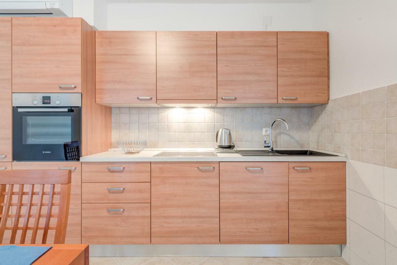 Apartmani Mirta אומיס מראה חיצוני תמונה