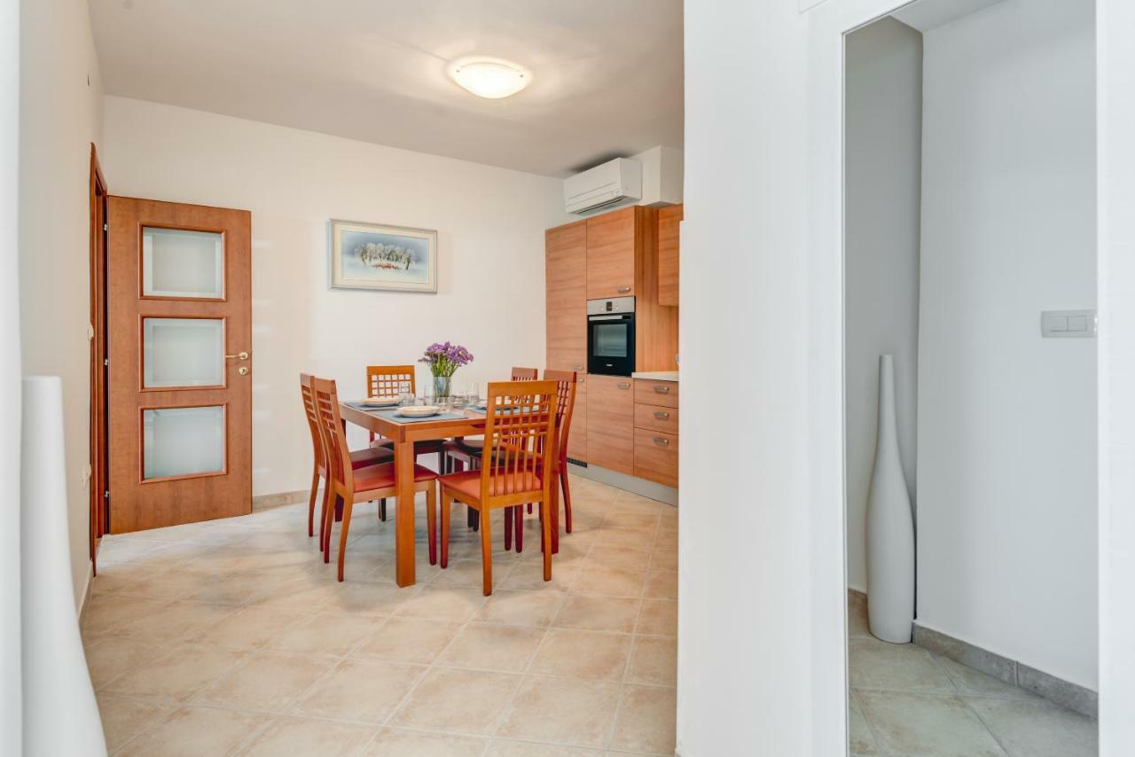 Apartmani Mirta אומיס מראה חיצוני תמונה