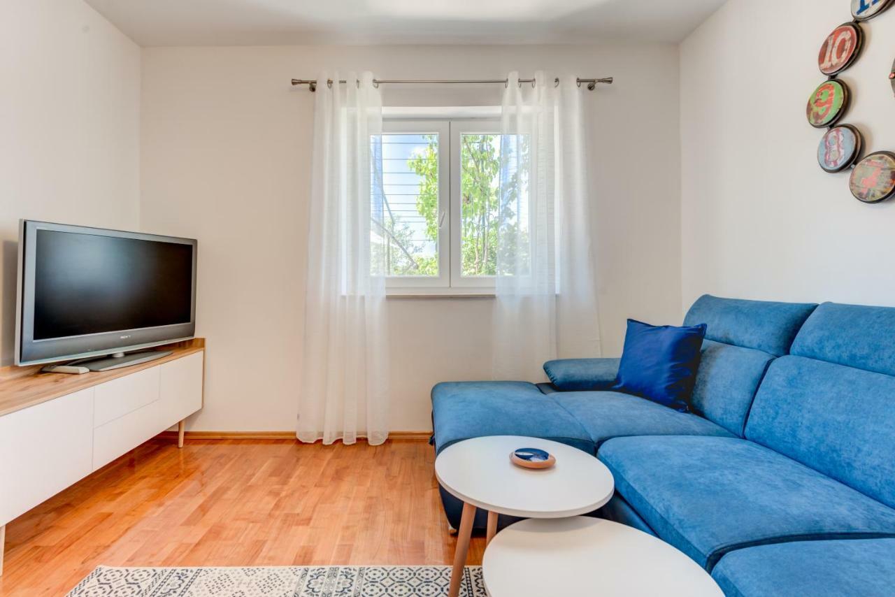 Apartmani Mirta אומיס מראה חיצוני תמונה