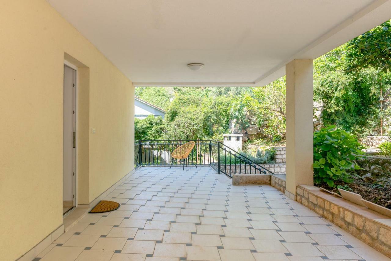 Apartmani Mirta אומיס מראה חיצוני תמונה