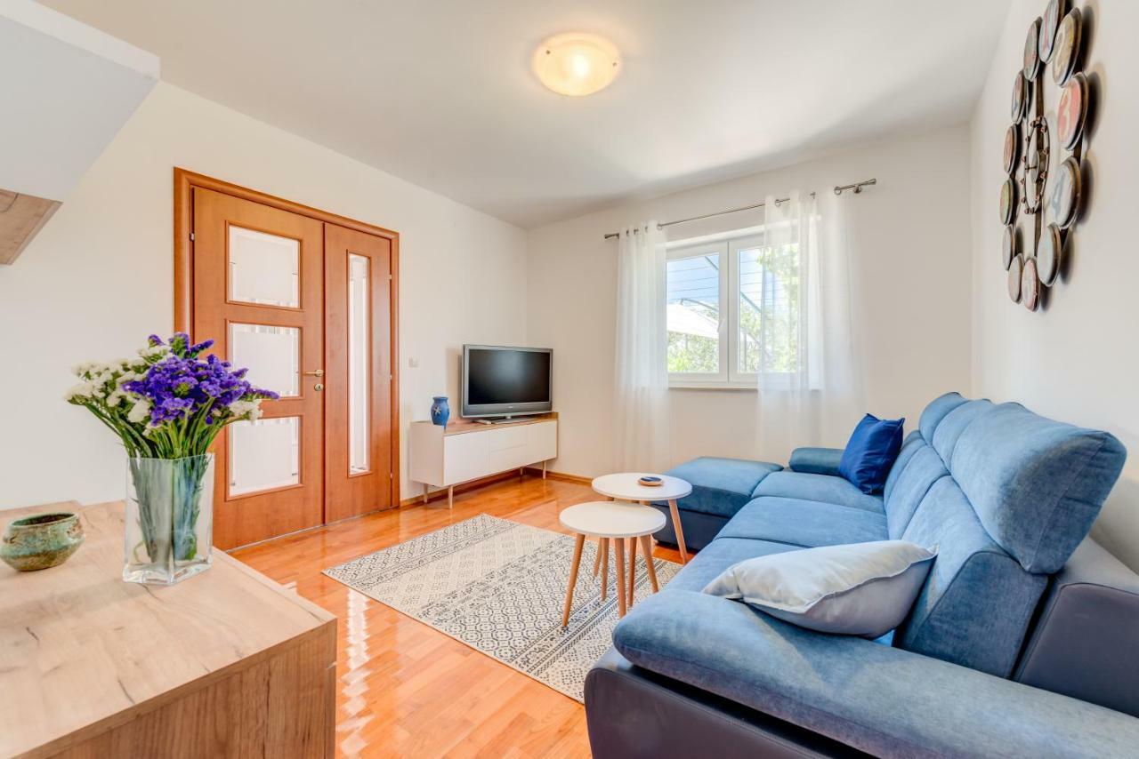 Apartmani Mirta אומיס מראה חיצוני תמונה