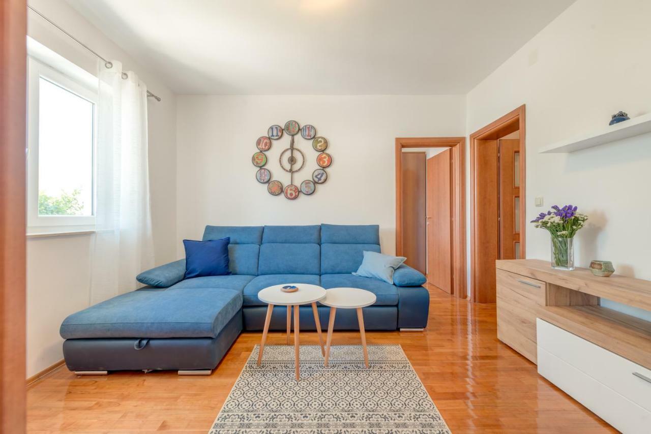 Apartmani Mirta אומיס מראה חיצוני תמונה