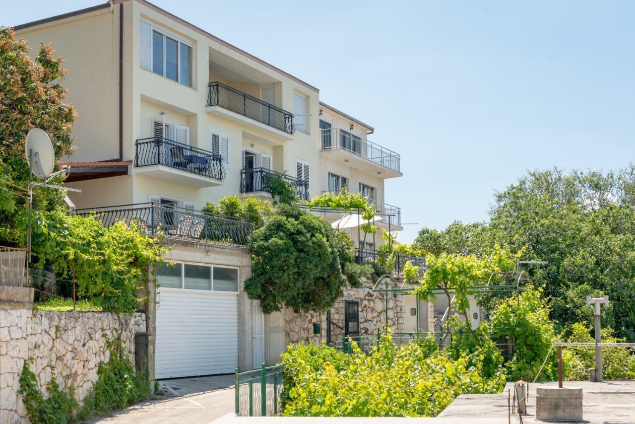 Apartmani Mirta אומיס מראה חיצוני תמונה